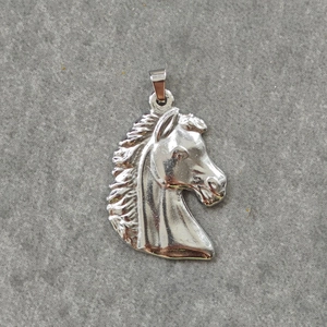 Collier avec pendentif tête de cheval 3D en acier inoxydable argenté poli