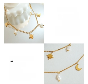 Vista detallada del collar de acero de titanio chapado en oro de 18K con dijes de luna y estrella
