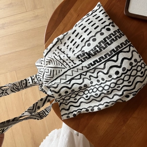 Gros plan du motif géométrique bohème imprimé sur le tissu en lin du sac cabas