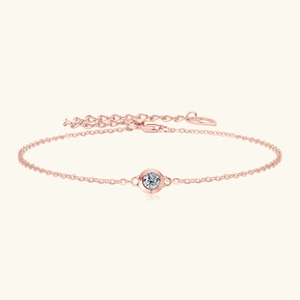 Dettaglio del bracciale in moissanite oro rosa con castone di diamante rotondo minimo