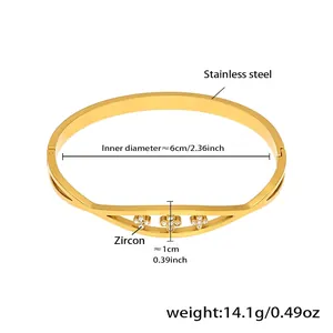 Detailweergave van 18k vergulde roestvrijstalen armband met zirkoon bloemen en de afmetingen