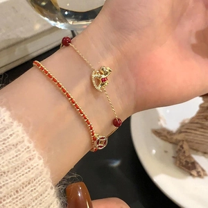 Bracelet poney plaqué or 18k avec perles rouges et cordon tressé pour femme