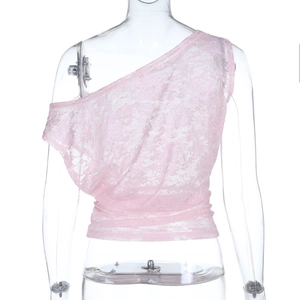 Vista detallada del encaje rosa y corte asimétrico en este top de punto para mujer