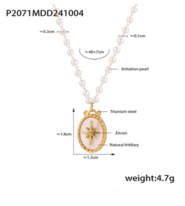 Dettagli e dimensioni della collana con perle e ciondolo in zircone su sfondo bianco