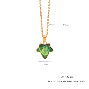 Détail du pendentif en verre feuille verte sur chaîne acier avec spécifications