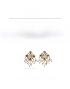 Vue détaillée des boucles d'oreilles vintage en perles et losanges avec dimensions
