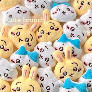 Détails des broches en peluche d'animaux avec des visages de chat et lapin brodés