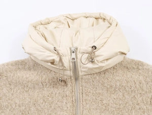 Détail du sweat à capuche en polaire beige avec capuche en nylon et zip métallique