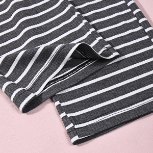 Nahaufnahme von grau-weiß gestreiftem Strickstoff mit Rippung und Nahtdetails