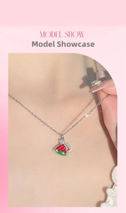 Détail du collier pendentif pastèque avec émail rouge et pierres brillantes sur modèle