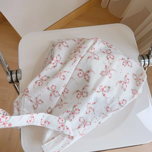 Gros plan détaillé d'un sac en coton à motif floral posé sur une chaise moderne blanche