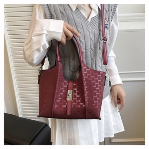 Fashionable burgundy tote bag with letter print and metal twist lock detail