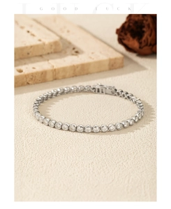 Detail van zilveren tennisarmband met bezelzetting en glimmende VVS1 moissanite stenen