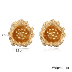 Detalle de pendientes de flor dorados con dimensiones de 2,3cm y peso de 11g