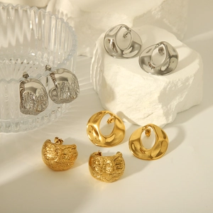 Détail de boucles d'oreilles torsadées plaquées or 18 carats et argent sur pierre