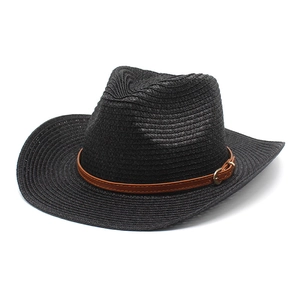 Détail d'un chapeau de cowboy en paille noire avec bandeau en similicuir marron et boucle