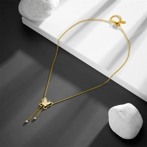 Collier double rang en acier titane doré avec pendentif papillon en nacre