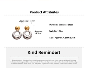 Vue détaillée de boucles d'oreilles géométriques montrant la texture et les dimensions