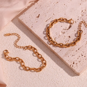 Detail of 18K gold-plated stainless steel chain bracelet with lobster clasp and tag