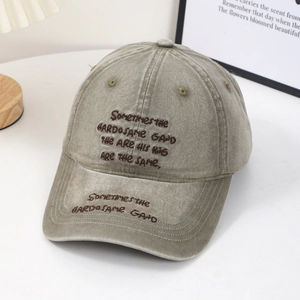 Detailansicht der olivgrünen gewaschenen Canvas-Basecap mit brauner Stickerei