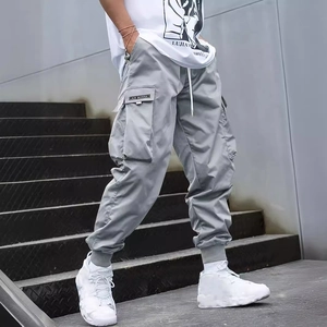 Graue Herren Cargo-Jogginghose mit mehreren Taschen und modernem Streetwear-Schnitt