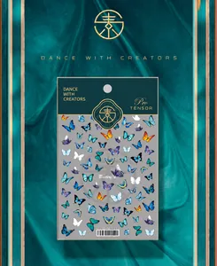 Détail macro d'autocollants pour ongles papillon avec motifs bleus et violets vifs