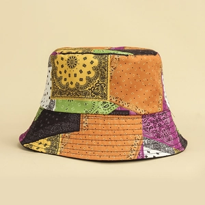 Gros plan du chapeau bob à motif paisley coloré avec des surpiqûres détaillées