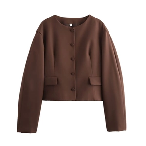Detail of a brown short jacket with round neck, five single-breasted buttons and flap pockets