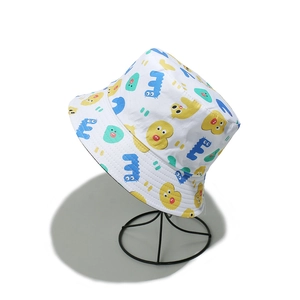 Détail d'un chapeau bob en toile blanche avec des imprimés animaux de dessin animé