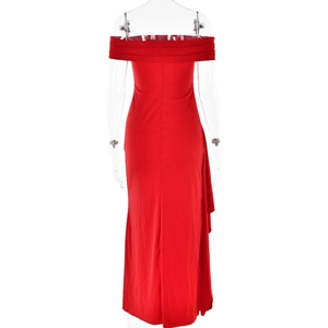Vue arrière d'une robe longue rouge bustier élégante avec fente haute et dos nu