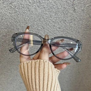 Detailansicht der transparenten grauen Cat-Eye-Brille mit Blaulichtfilter in der Hand