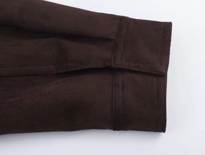 Detail der dunkelbraunen Wildleder-Struktur und der Doppelnaht am Ärmelbündchen der Jacke