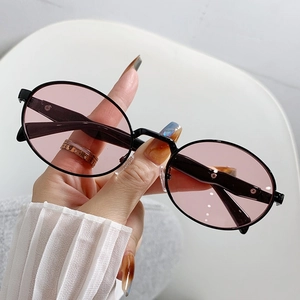 Kleine ovale Retro-Sonnenbrille mit rosa Gläsern und schwarzem Metallrahmen für Mode
