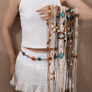 Détail de chaînes de taille bohème faites à la main avec perles turquoise et pompons