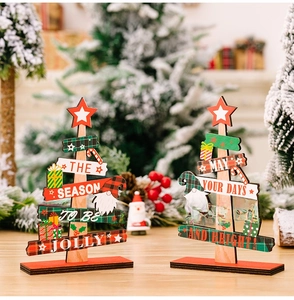 Détail de deux sapins de Noël en bois avec motifs festifs et texte de vœux
