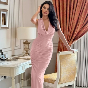 Dettaglio dell'elegante abito a pieghe rosa con profondo scollo a V e tessuto liscio come seta