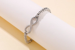 Vue détaillée du bracelet infini en argent avec chaîne box sur support blanc