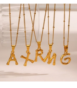 Détail des pendentifs lettres A, X, R, M, G en texture bambou doré sur chaînes