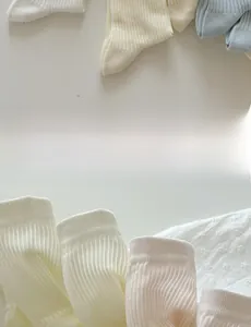 Détails de la texture en maille côtelée et structure en mesh des chaussettes d'été
