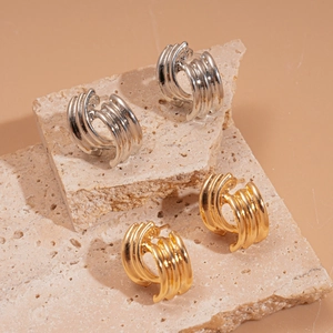 Geometric C-shape earrings with vertical parallel lines in silver and gold finishes