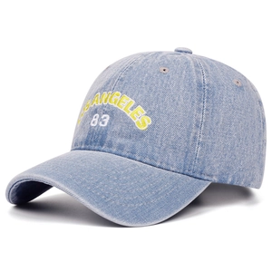 Détail de la casquette de baseball en jean bleu clair avec broderie Los Angeles 83
