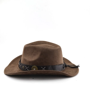 Détail d'un chapeau de cow-boy marron avec bande en cuir, clous métalliques et franges