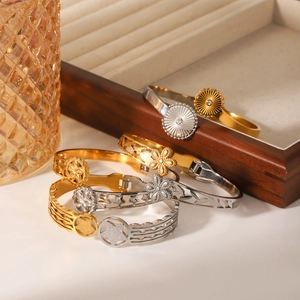Bracelets bicolores en acier inoxydable avec charmes étoiles et fleurs sur un plateau