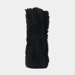 Détail de la texture en fausse fourrure noire sur l'accessoire en tricot d'hiver