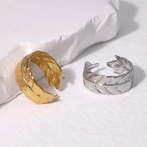 Anelli a piuma regolabili in oro 18K e argento dal design minimalista in acciaio