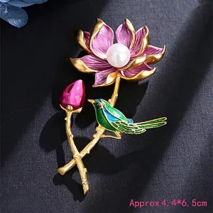 Makro-Detail der Eisvogel-Brosche mit lila Lotus, Perle und Maßen von 4,4x6,5 cm