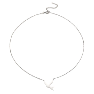 Détail du collier avec pendentif oiseau argenté, chaîne réglable et fermoir mousqueton