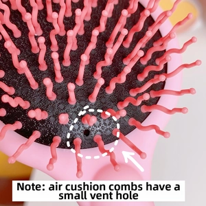 Dettaglio macro delle setole rosa e del cuscino d'aria con foro di ventilazione pressione