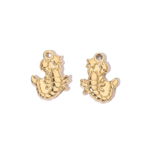 Détail de breloques scorpion dorées avec finition polie et anneau pour bijoux DIY