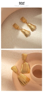 Détails de boucles d'oreilles trapèze dorées avec texture tissée et fini géométrique